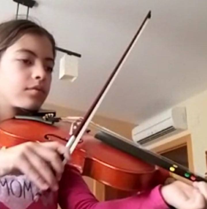 Una de las participantes en la escuela de música, que ha seguido sus clases desde casa 