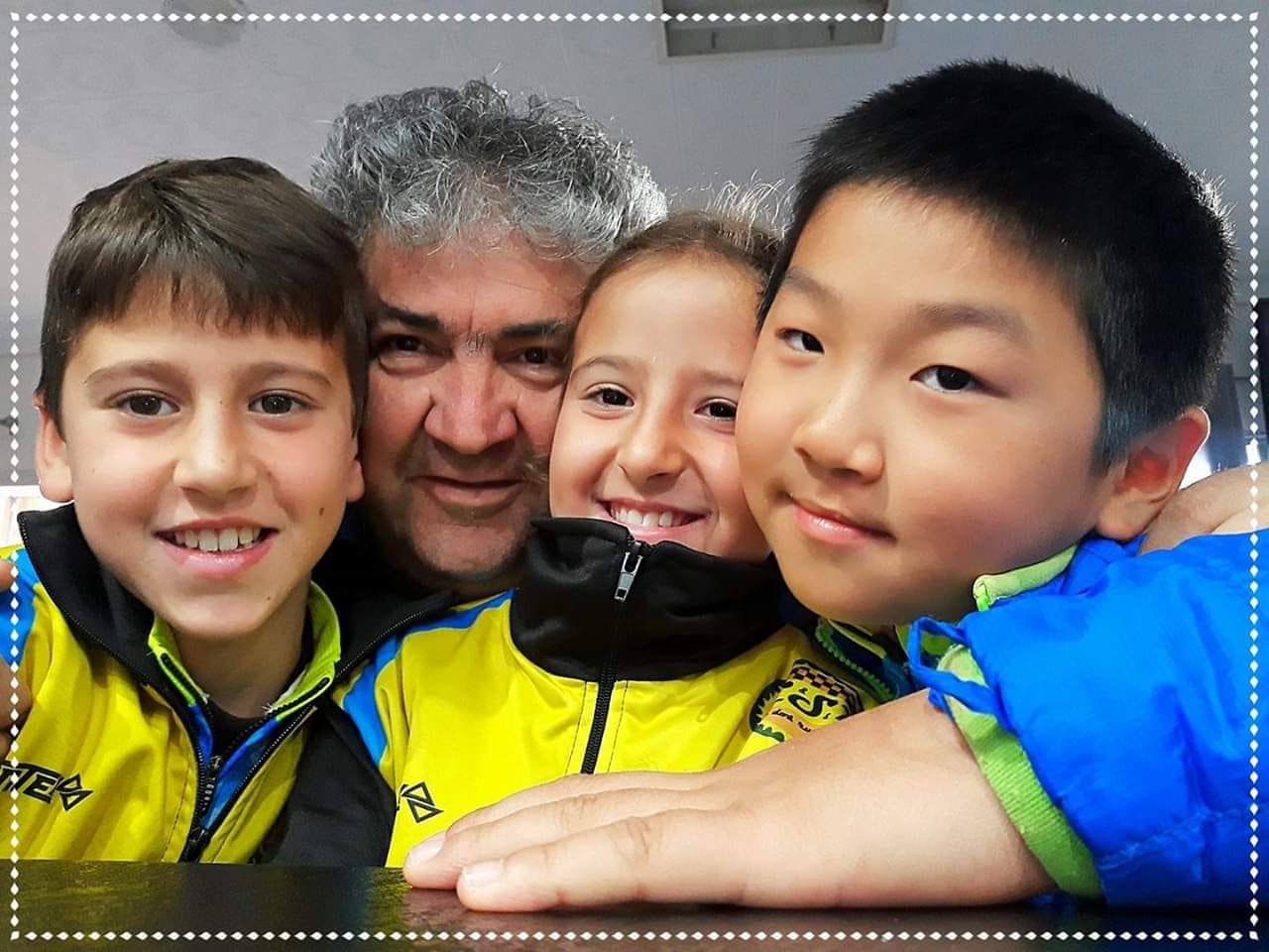 Miguel Pino con chicos de la asociación ciclista 