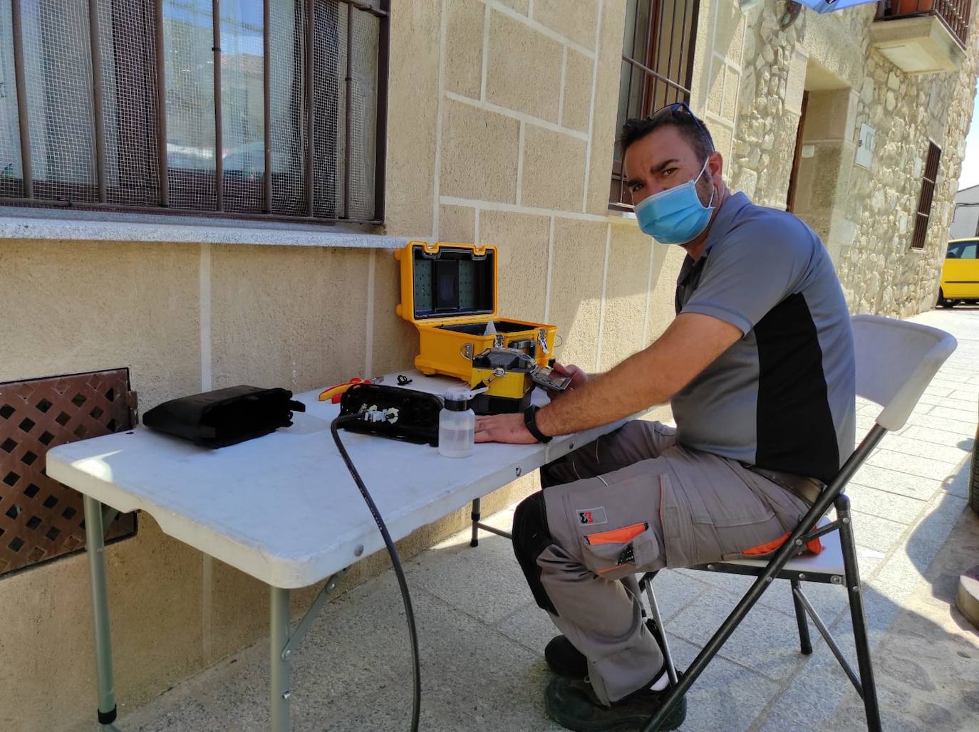 Uno de los operarios con la fibra óptica 