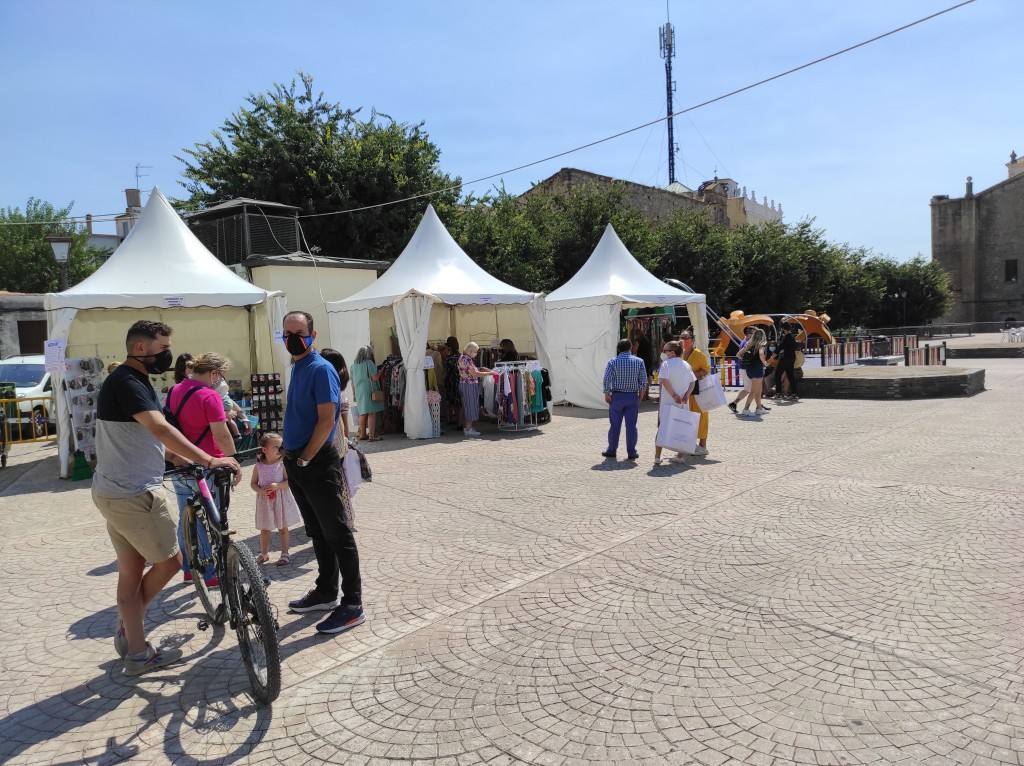 Participantes en el mercadillo outlet 