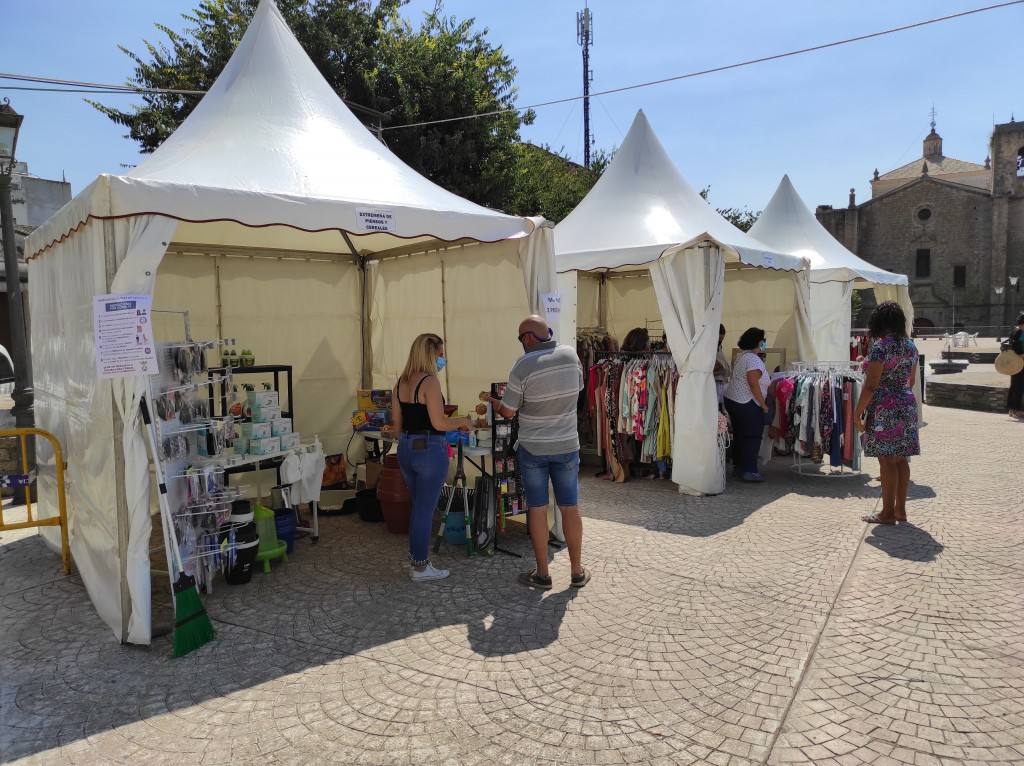 Participantes en el mercadillo outlet 