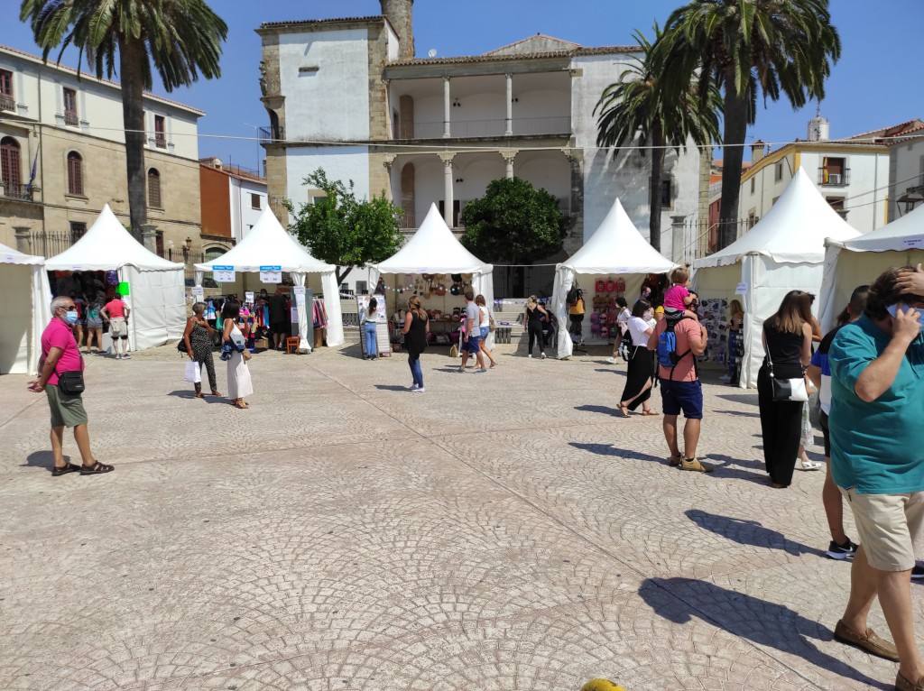 Participantes en el mercadillo outlet 