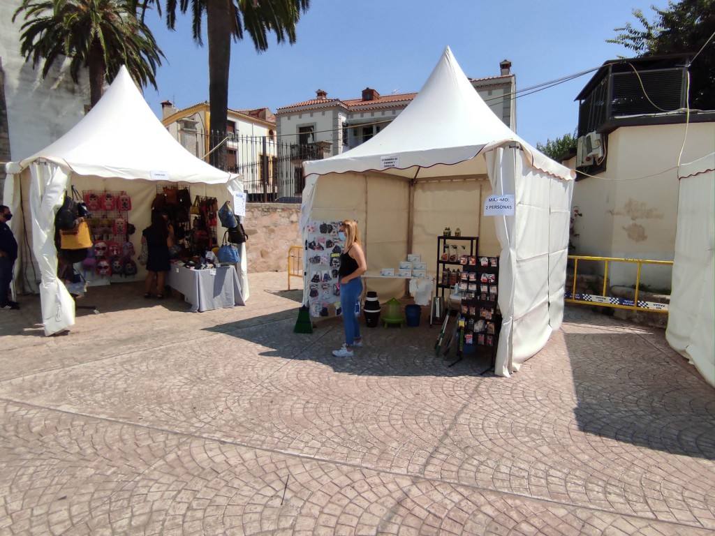 Participantes en el mercadillo outlet 