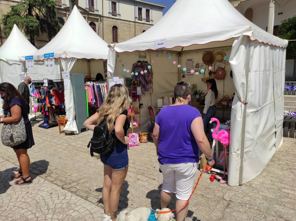 Participantes en el mercadillo outlet 