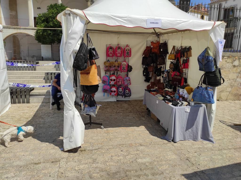 Participantes en el mercadillo outlet 