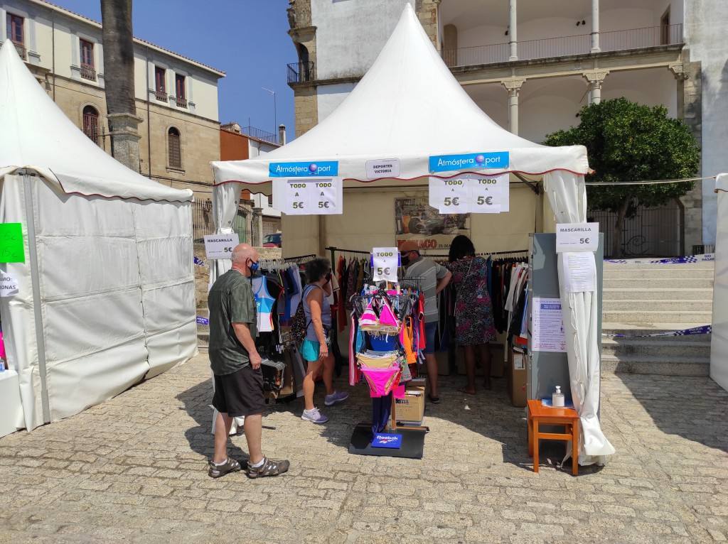 Participantes en el mercadillo outlet 