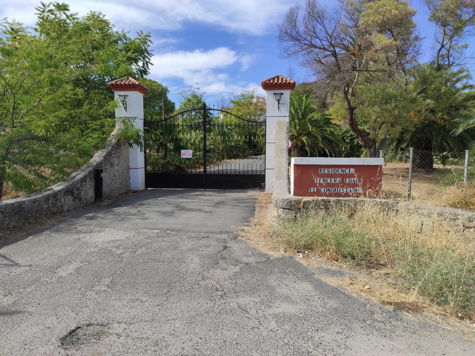 Entrada de la residencia El Conquistador 