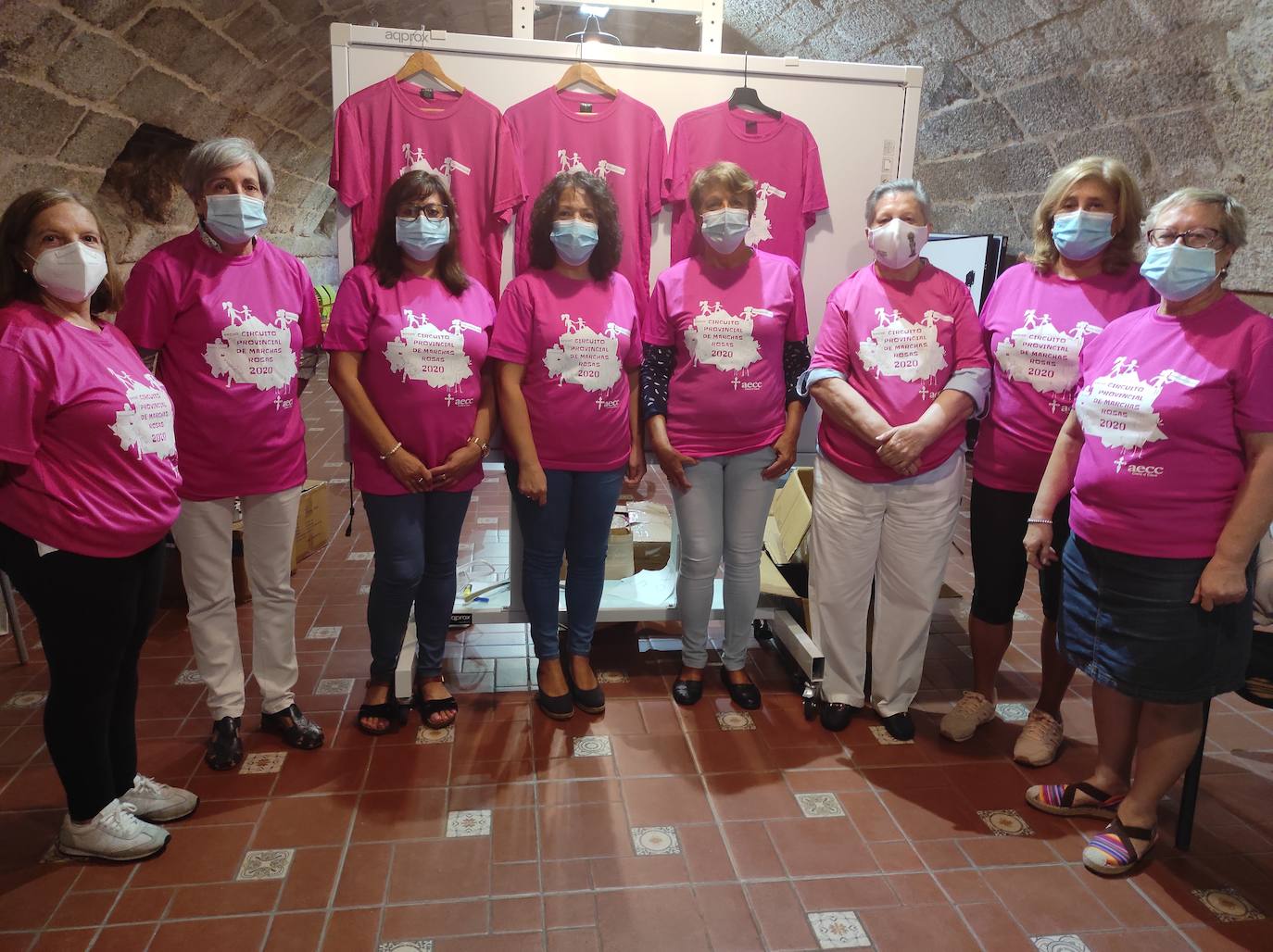 Integrantes de la asamblea local de la Asociación Española Contra el Cáncer con la camiseta de la marcha 
