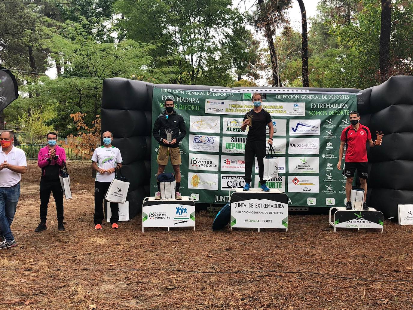 Canelada recogiendo el trofeo de campeón. 