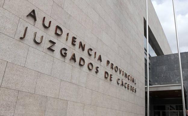 Dos años de prisión y 7.300 euros por una agresión con un vaso de cristal en un pub de Trujillo