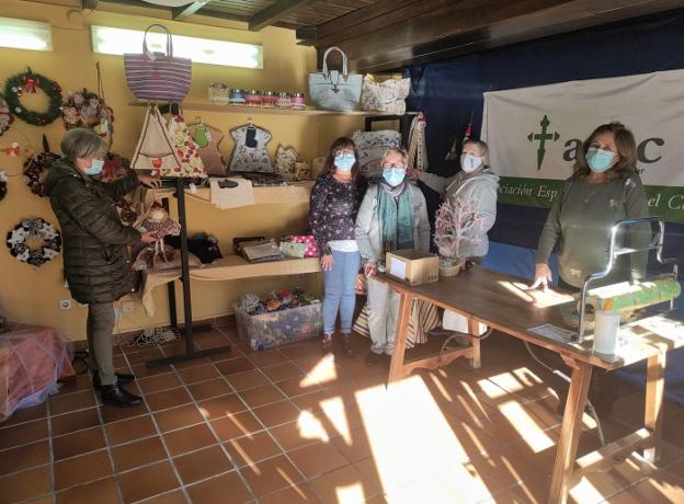 Voluntarias de la Asociación Contra el Cáncer en su tienda solidaria 