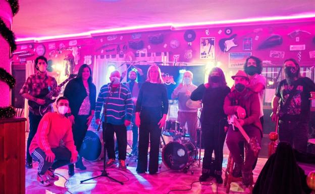 Participantes en la grabación de varios temas, junto a Antonio. 