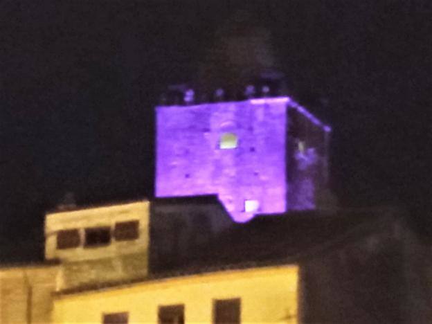 La Torre del Alfiler iluminada con el nuevo alumbrado. 