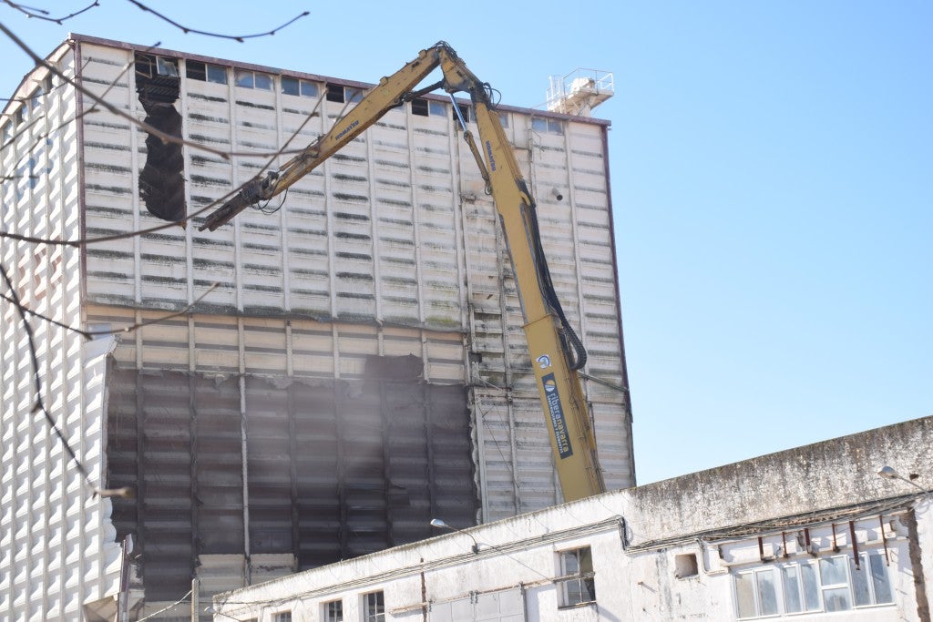 Fotos: Derrumbe de la planta de TECA situada dentro de Trujillo