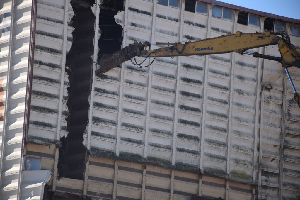 Fotos: Derrumbe de la planta de TECA situada dentro de Trujillo