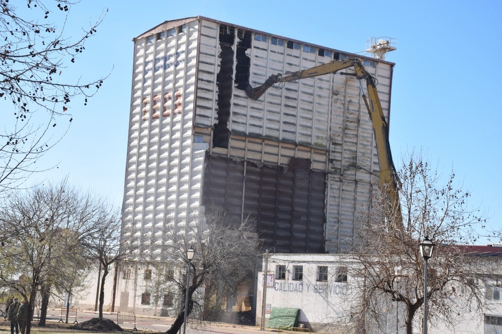 Fotos: Derrumbe de la planta de TECA situada dentro de Trujillo