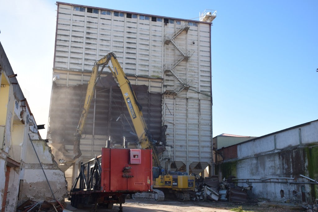 Fotos: Derrumbe de la planta de TECA situada dentro de Trujillo