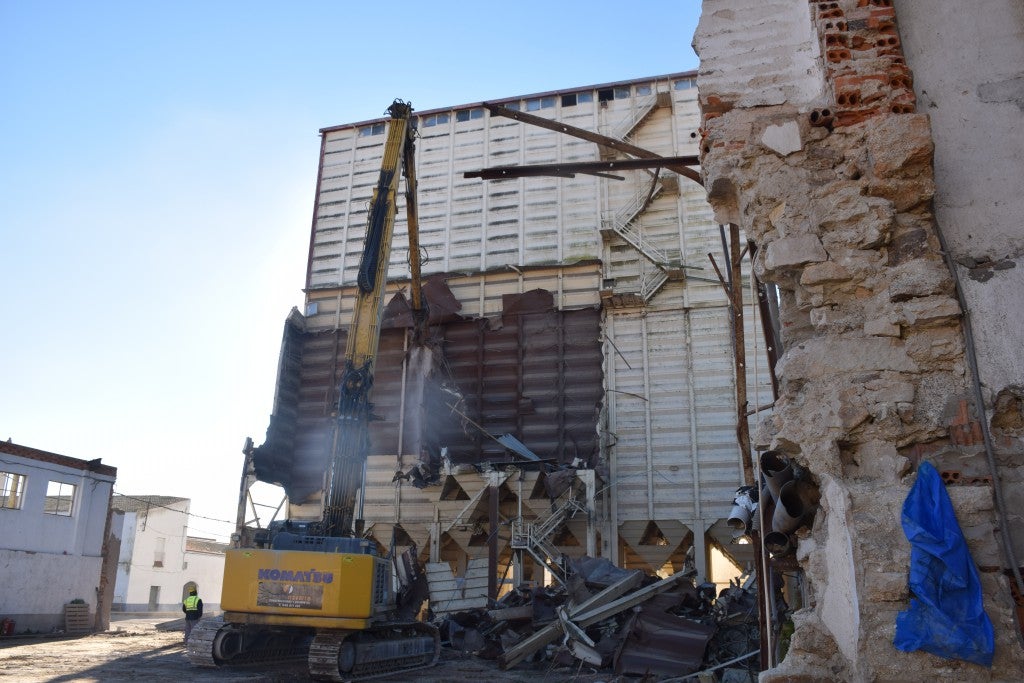 Fotos: Derrumbe de la planta de TECA situada dentro de Trujillo