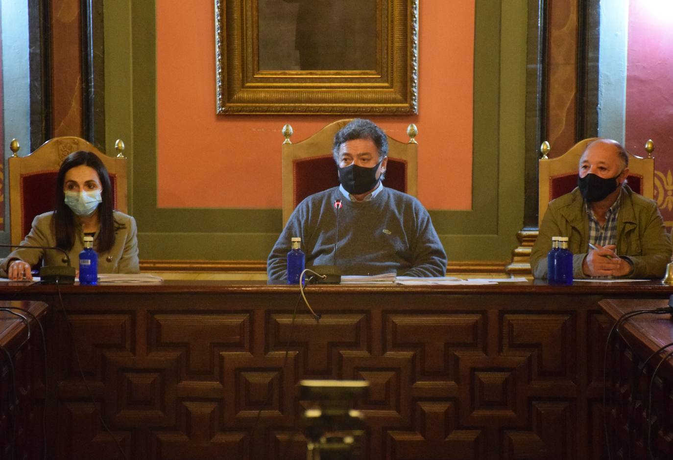 El alcalde en el centro, con un concejal y la secretaria. 