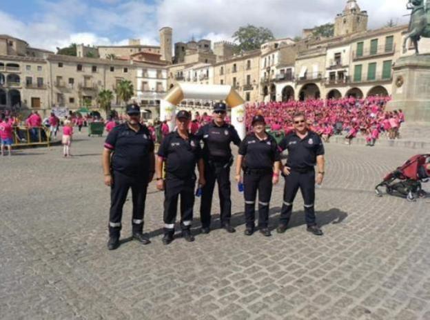 Integrantes de Protección Civil, con el jefe de la Policía. 