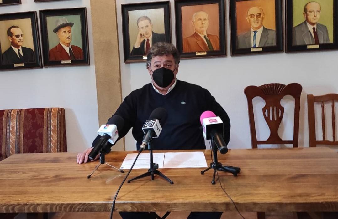 El alcalde en la rueda de prensa de ayer. 
