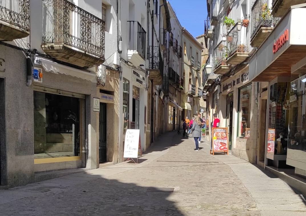 La calle Tiendas, que cuenta con diferentes elementos en la vía 