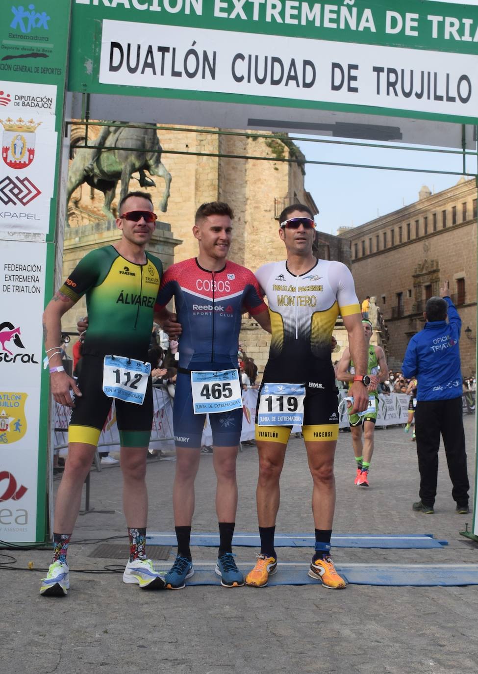 Imagen secundaria 2 - La plaza Mayor recobra cierta vida con la prueba de duatlón 'Ciudad de Trujillo'