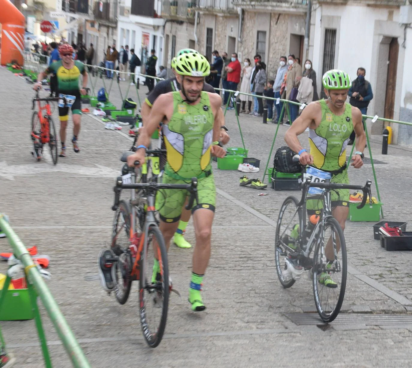 Imagen secundaria 1 - La plaza Mayor recobra cierta vida con la prueba de duatlón &#039;Ciudad de Trujillo&#039;