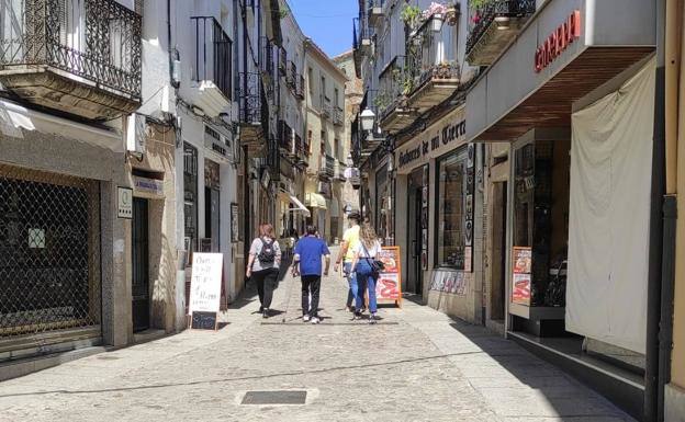 La calle Tiendas, que cuenta con diversos negocios. 