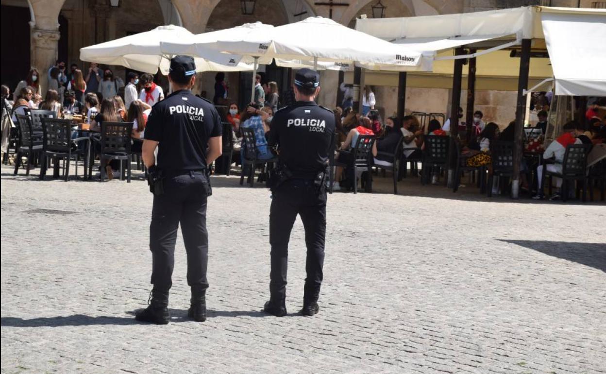 Vigilancia de policías locales en la plaza Mayor 