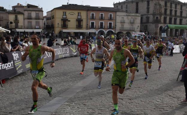 Corredores trujillanos, en la salida del duatlón, hace unos días 