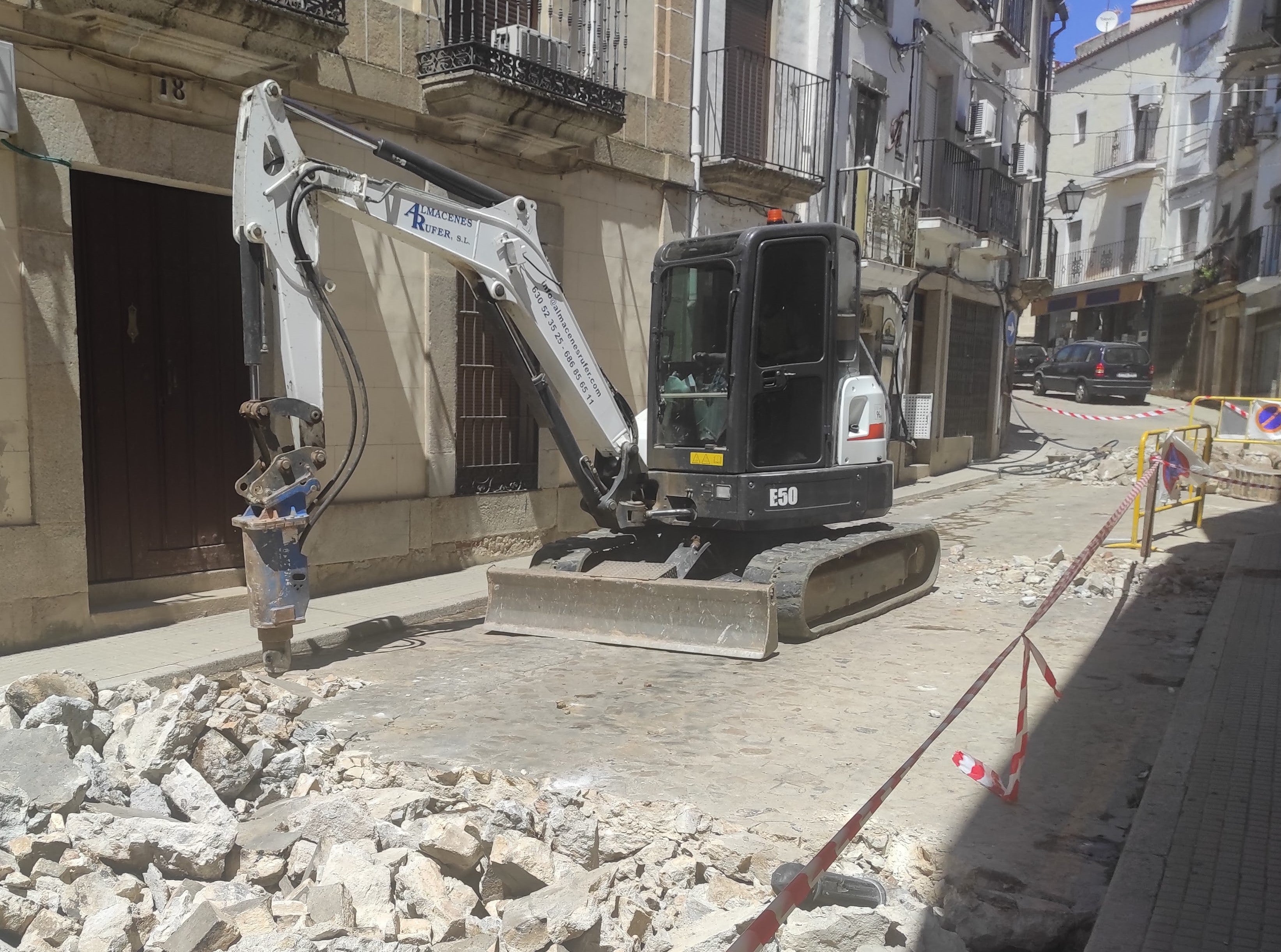 La maquinaria picando la calle, ayer por la mañana 