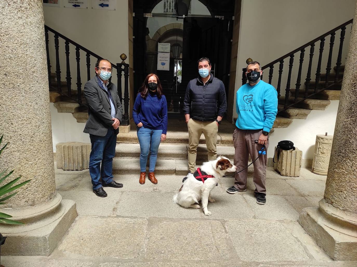 La concejala, junto con los representantes de las entidades participantes en la rueda de prensa 