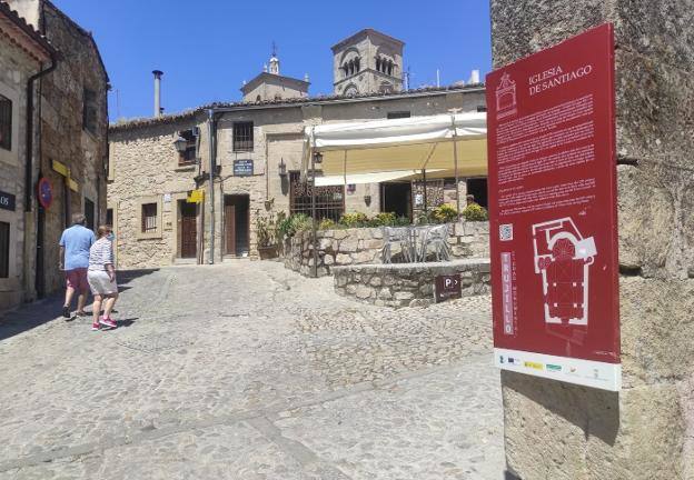 Cartel informativo con datos de la iglesia de Santiago 