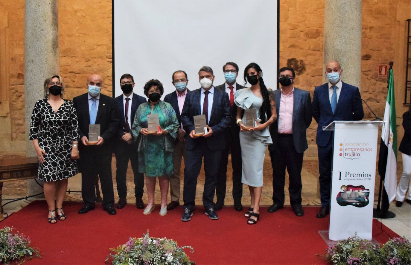 Premiados, junto con el jurado y el presidente de la asociación de empresarios 