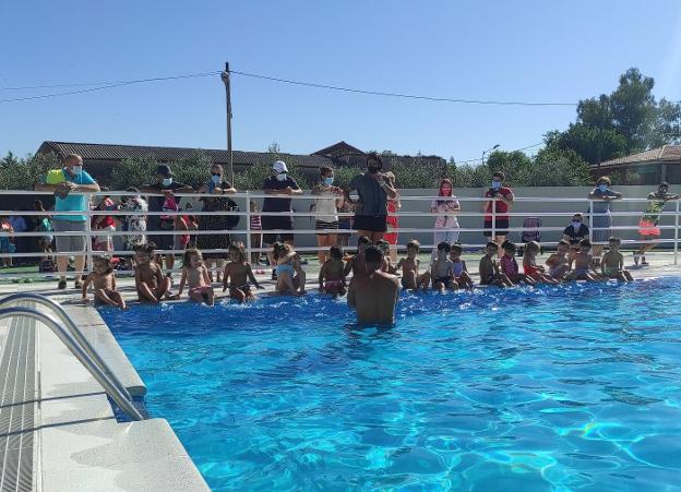Participantes en uno de los cursos de natación 