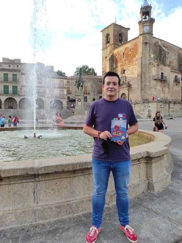 José Manuel Pancorbo, con su libro, en la plaza Mayor. 