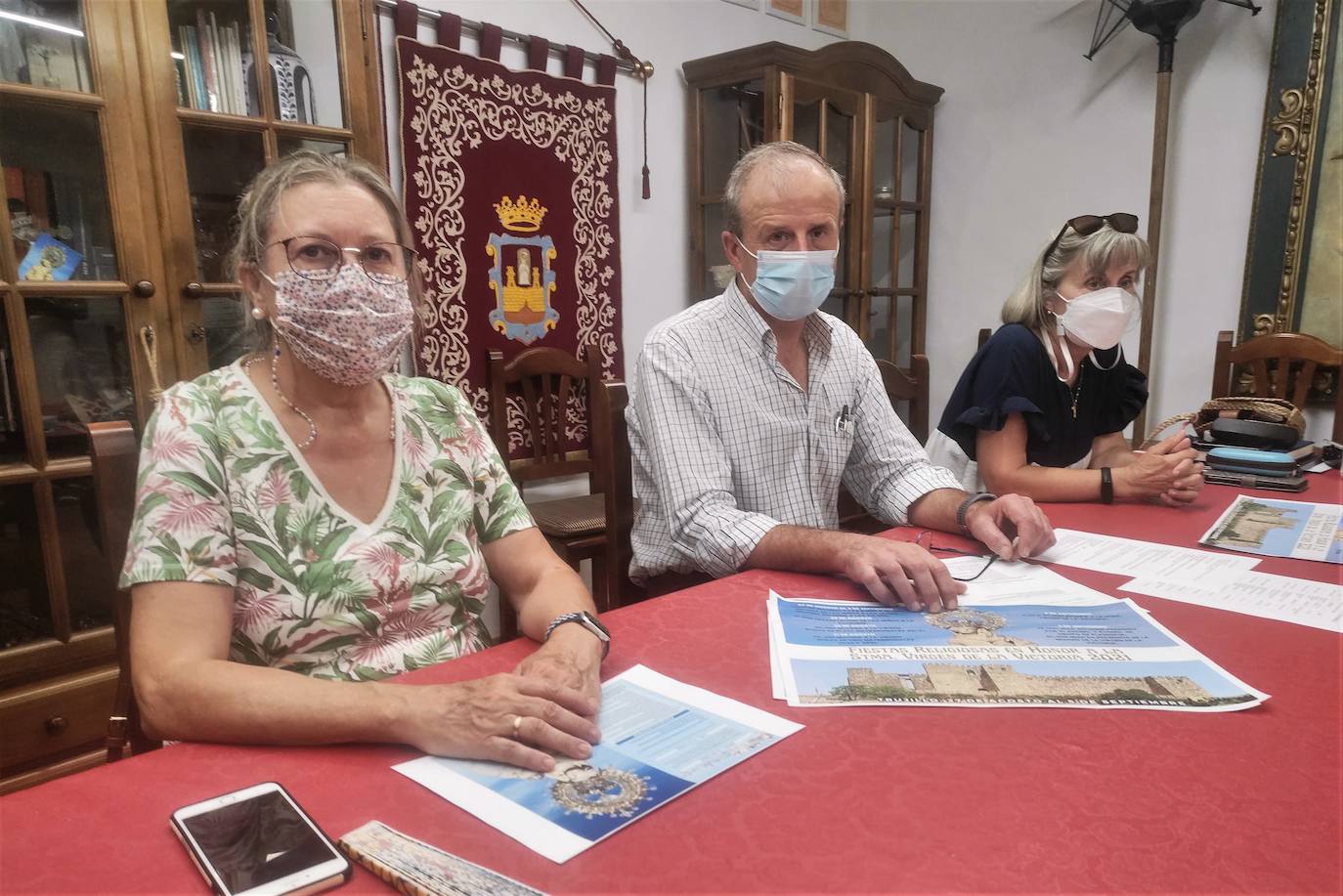 Los dirigentes de la Hermandad Virgen de la Victoria 