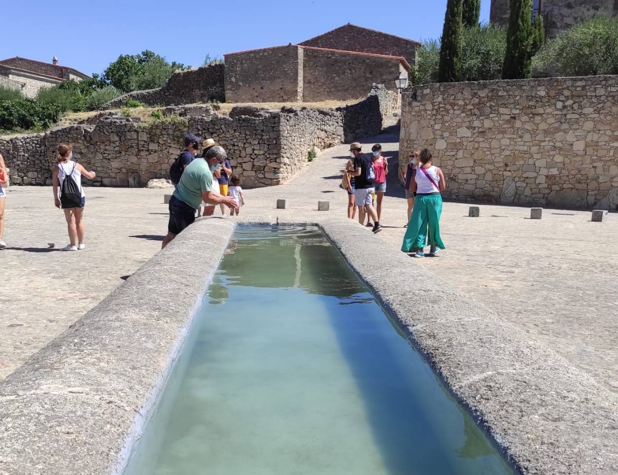 Turistas se refrescaron ayer en la plazuela de los Moritos. 