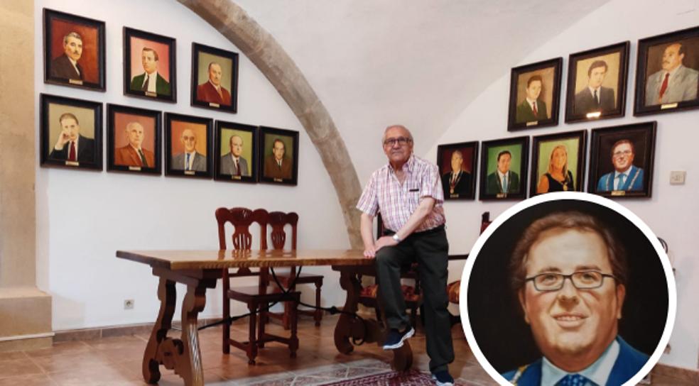 Manuel Rubio, en la sala de alcaldes, con la colección de retratos 