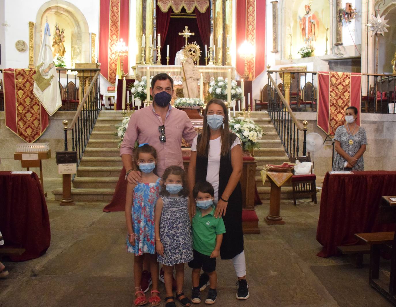 Una familia posando delante de la Patrona, ayer. 