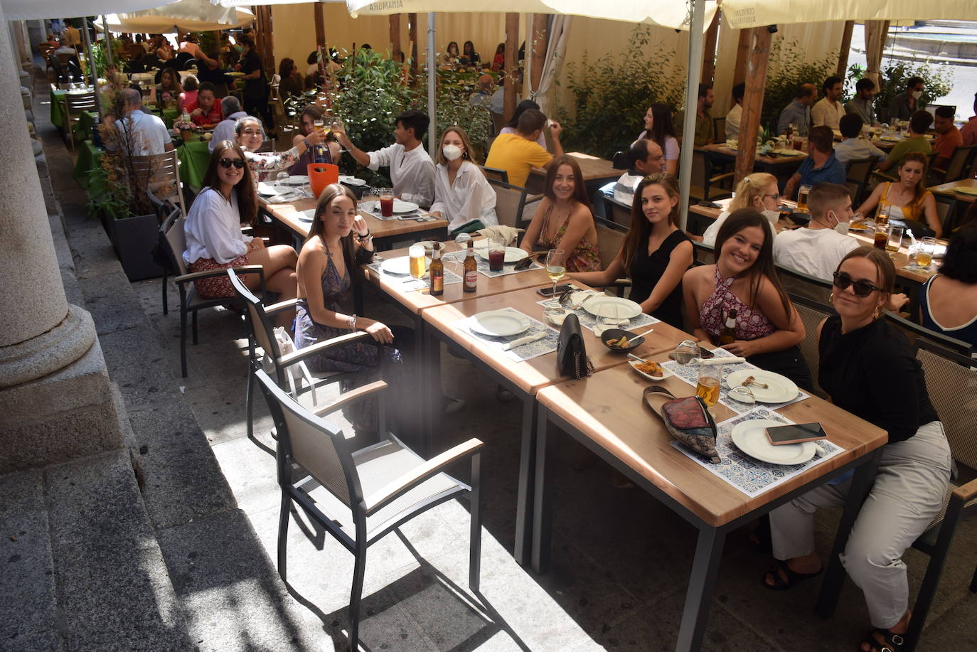 Imagen secundaria 1 - La ciudad vive una jornada festiva centrada en los actos religiosos y en las terrazas