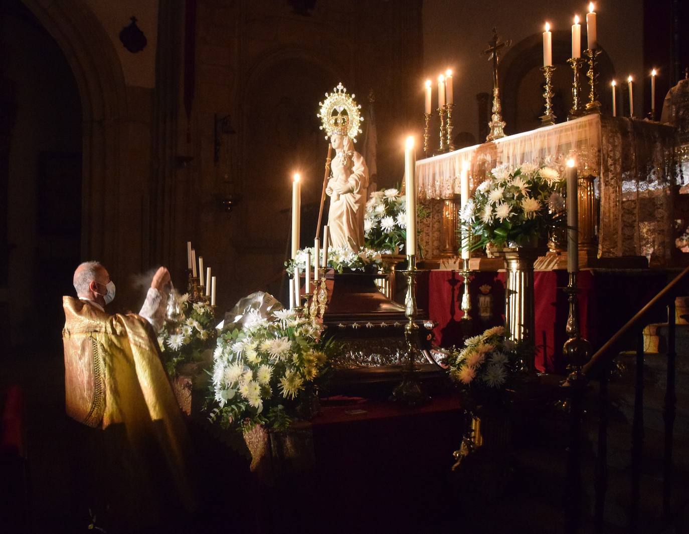 Imagen principal - La ciudad vive una jornada festiva centrada en los actos religiosos y en las terrazas