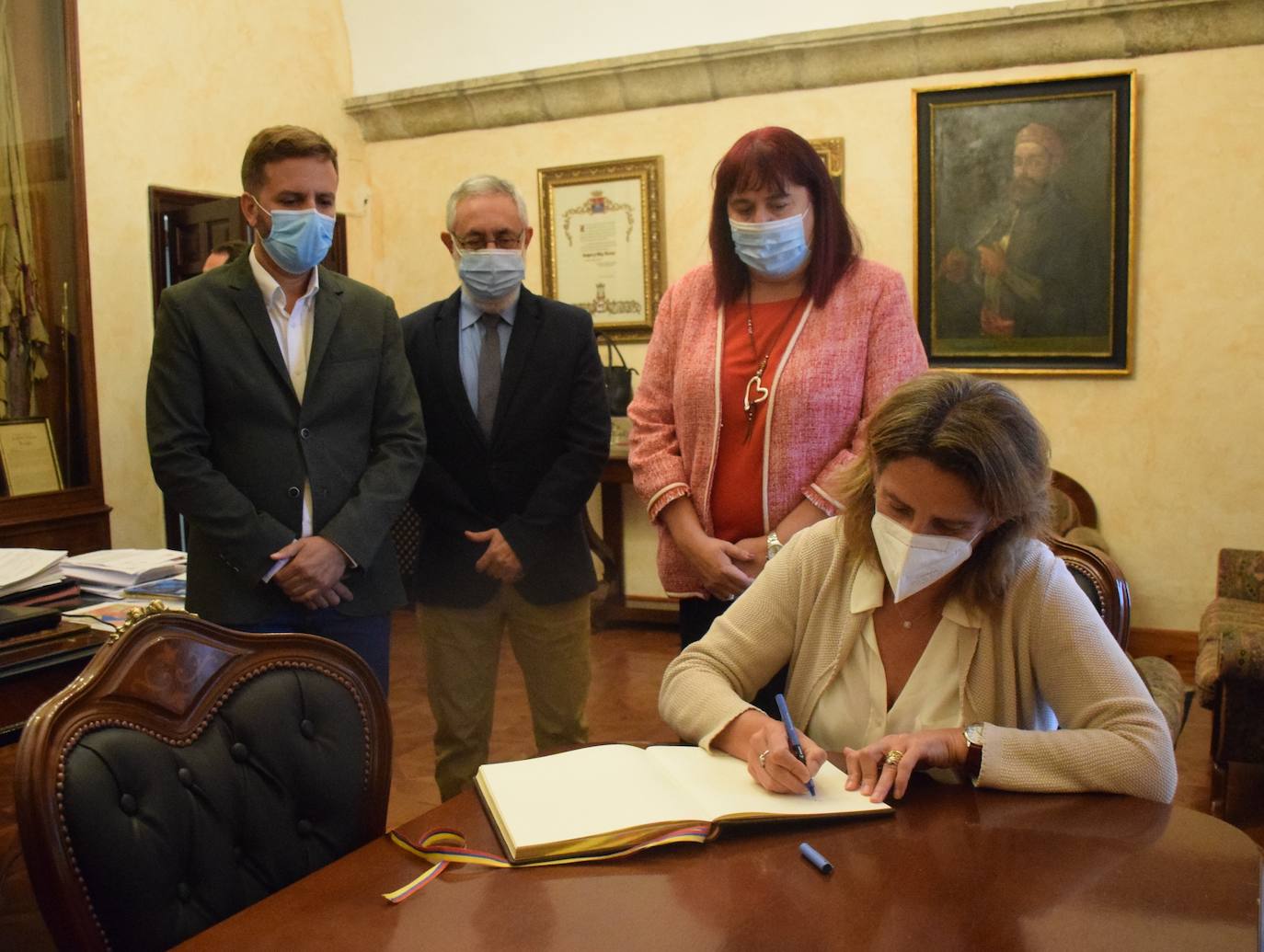 La ministra firma en el despacho de la alcaldía 