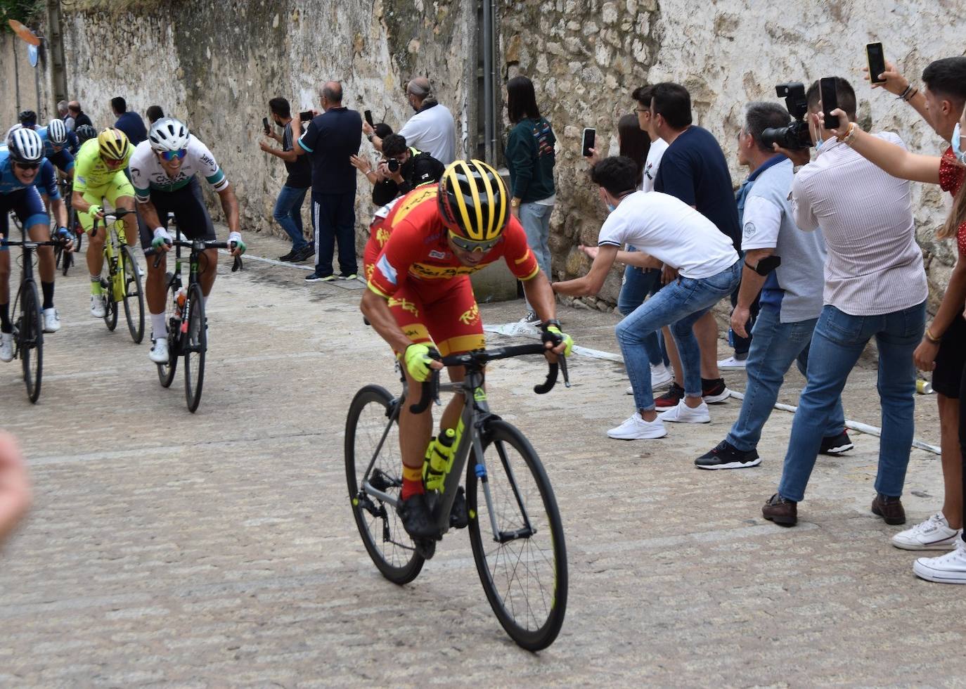 Benjamín Prades ganar en el castillo trujillano y se pone líder de la Vuelta Ciclista a Extremadura
