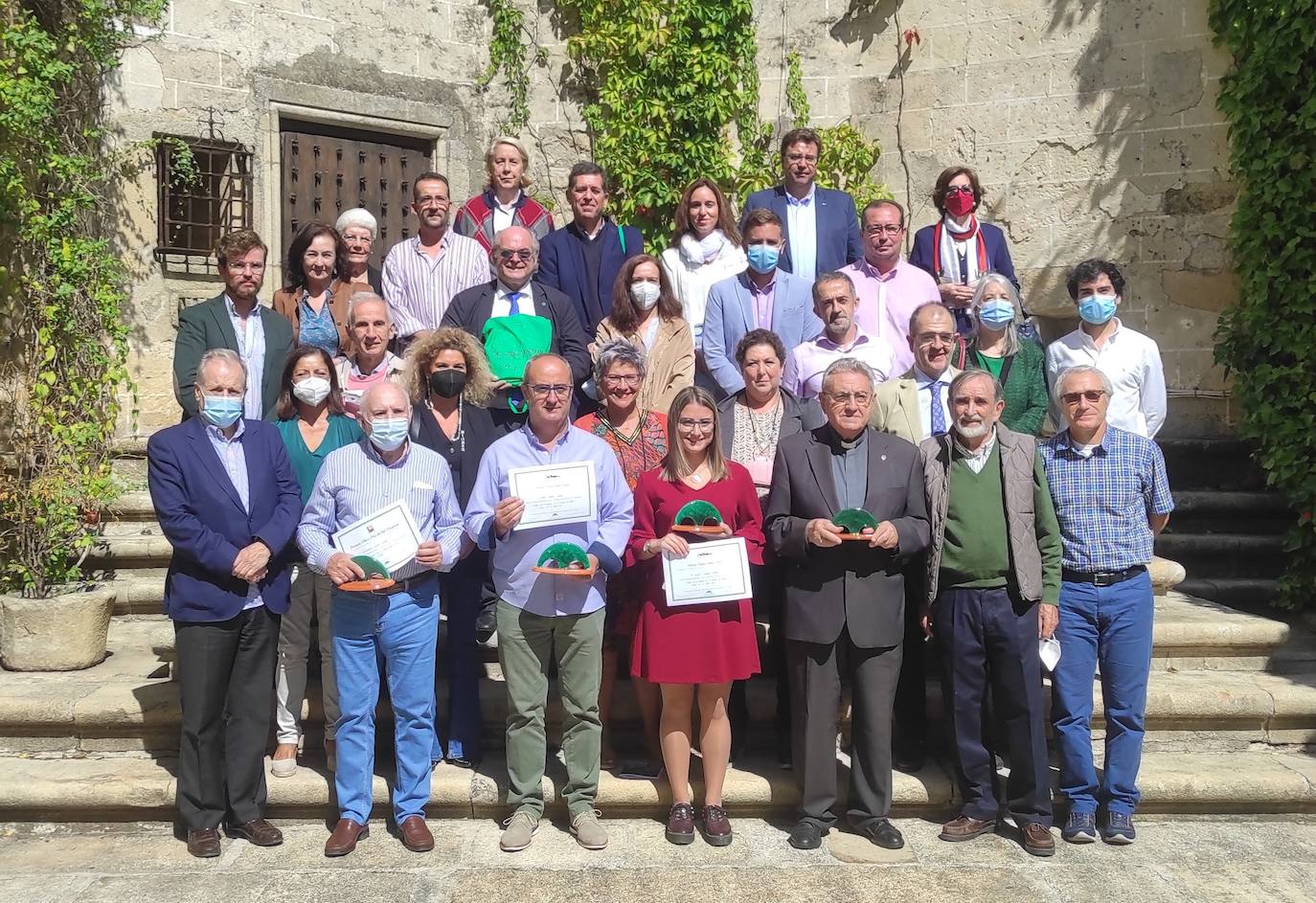 Familia. Premiados de la última edición, junto a organizadores, asistentes y representantes de diversas entidades.