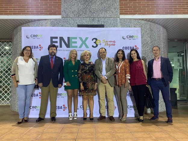 Integrantes de Asemtru junto a otros asistentes y dirigentes. 