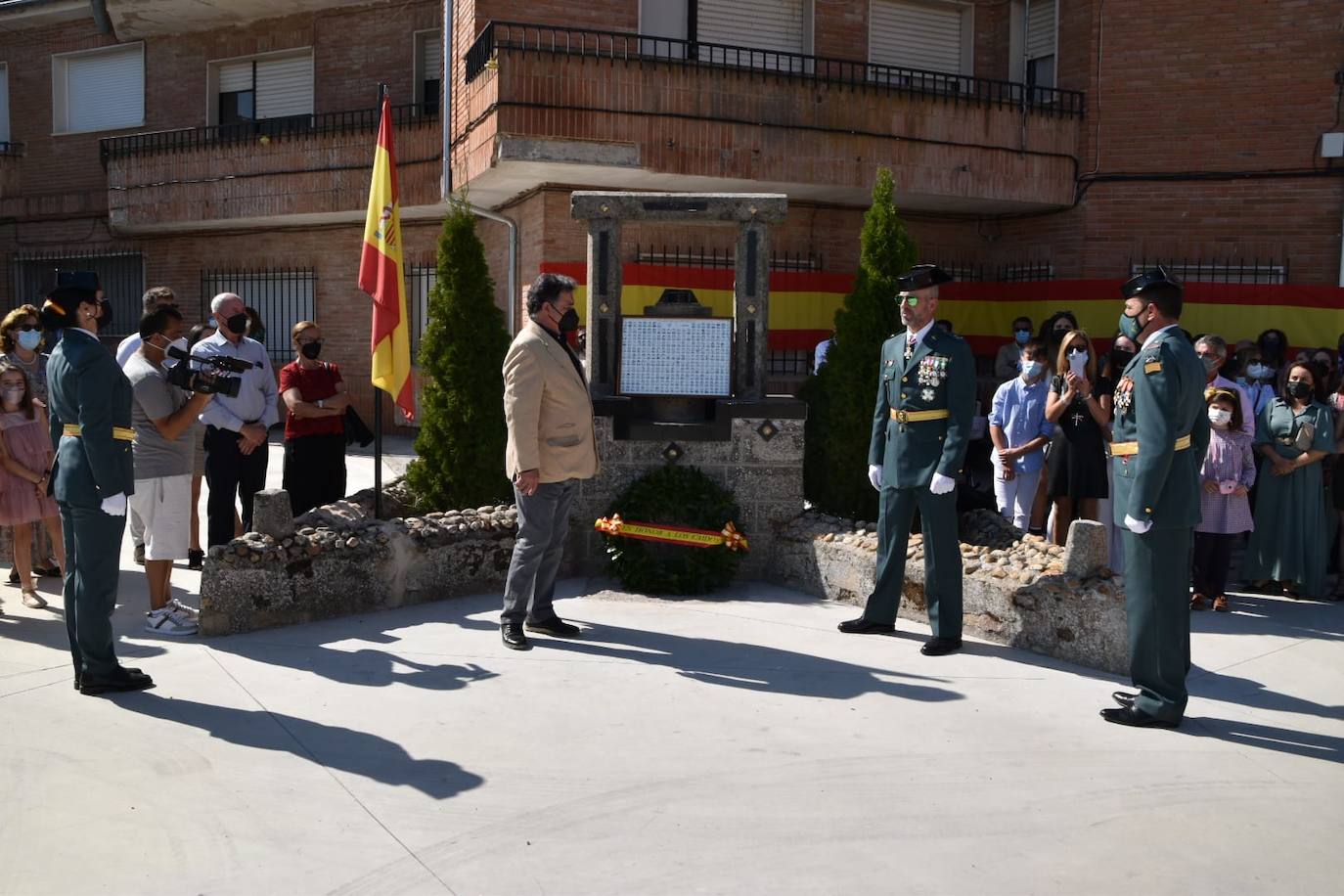 Imagen principal - La Guardia Civil celebra de nuevo su tradicional fiesta, con limitación de invitados por culpa de la pandemia