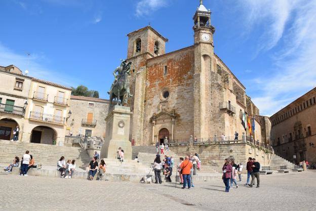 Turistas en la plaza Mayor de Trujillo. 