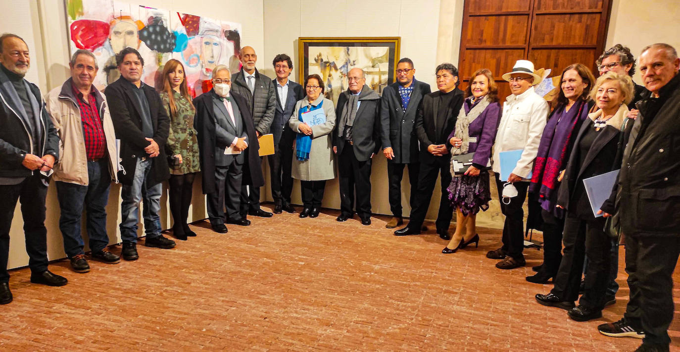 Organizadores, dirigentes y artistas en la inauguración de la exposición. 